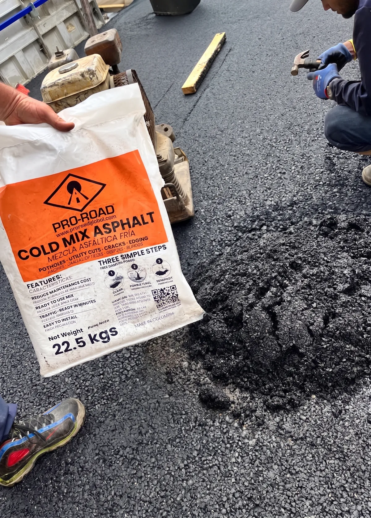 Bolsa de PRO-ROAD Cold Mix abierta junto a un hueco recién rellenado con la mezcla